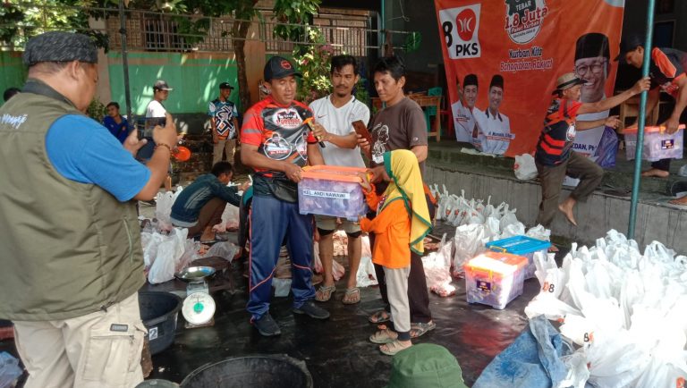 PKS Tanggamus Bagikan 800 Paket Hewan Kurban