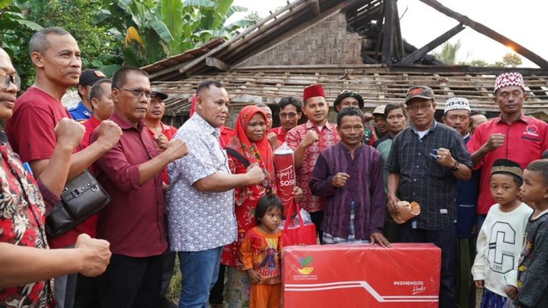 Bupati Lampung Selatan Bantu Korban Kebakaran Rumah di Way Sulan