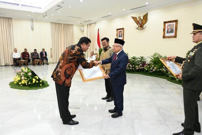 Bupati Lampung Tengah Terima Penghargaan Adhikarya Pratama Pembangunan Pertanian