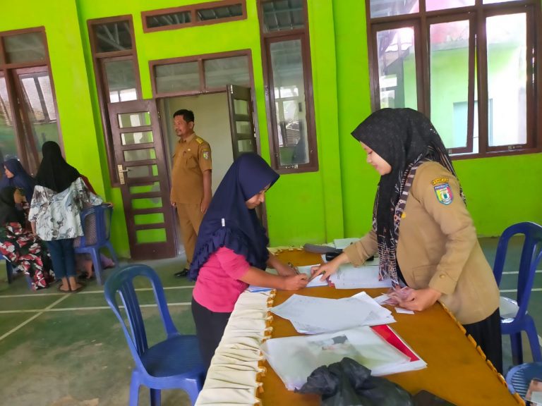 Pekon Banyu Urip Pringsewu Bagikan Insentif Kader Posyandu dari Dana Desa