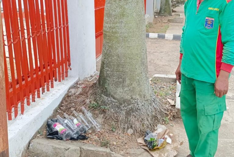 Lapor Pak! Banyak Botol Miras Berserakan di Pusat Kota Metro
