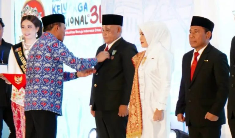 Nanang Ermanto dan Winarni Raih Tanda Kehormatan Satyalancana Wira Karya