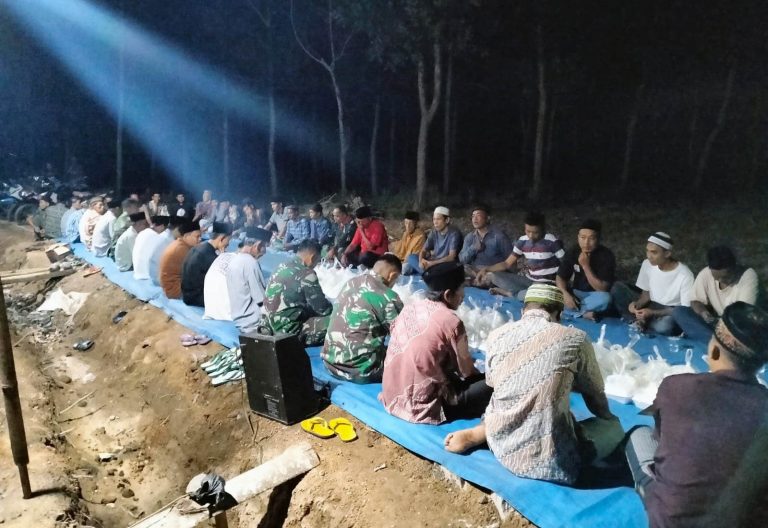 Satgas TMMD Ke-120 Kodim 0421/LS dan Warga Gelar Syukuran di Pembangunan Jalan Onderlagh