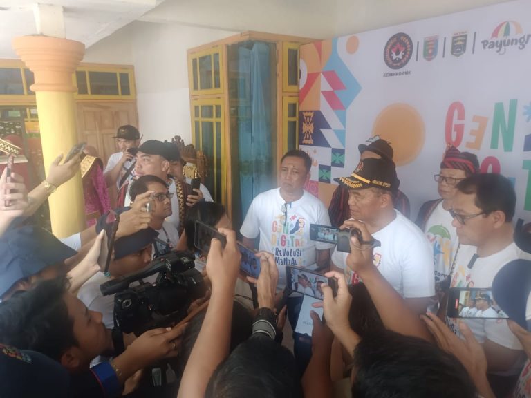 Menko PMK Muhadjir Effendy Sambangi Pasar Payungi Metro