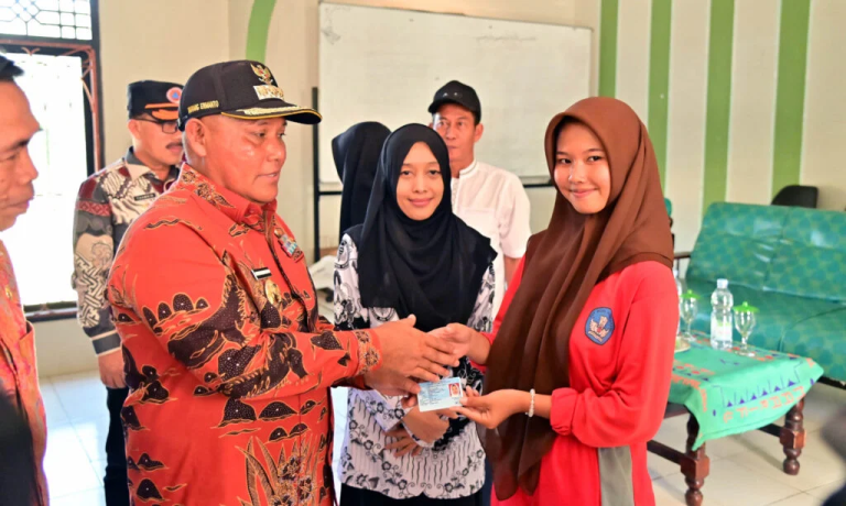 Bupati Lampung Selatan Bagikan e-KTP untuk Siswa 17 Tahun