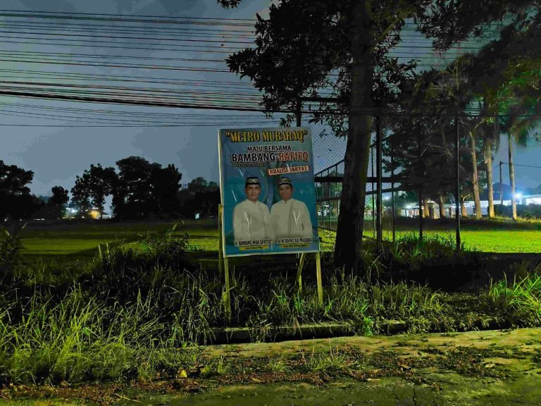 Banner Mubaraq di Lapangan Margorejo Diduga Tak Berizin