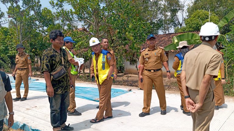 Pastikan Sesuai Spesifikasi, Wali Kota Metro Sidak Pengerjaan Cor Beton