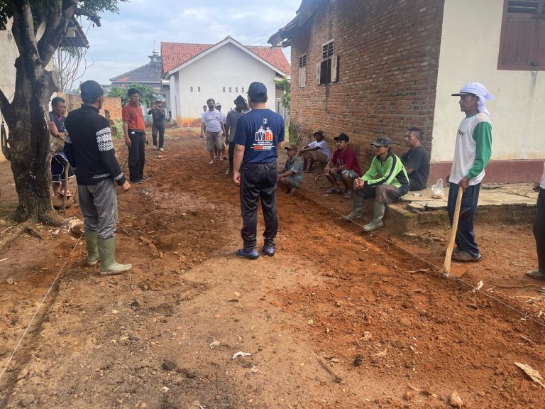 Potret Wahdi Gotong Royong Bangun Akses Jalan Musala di Karangrejo