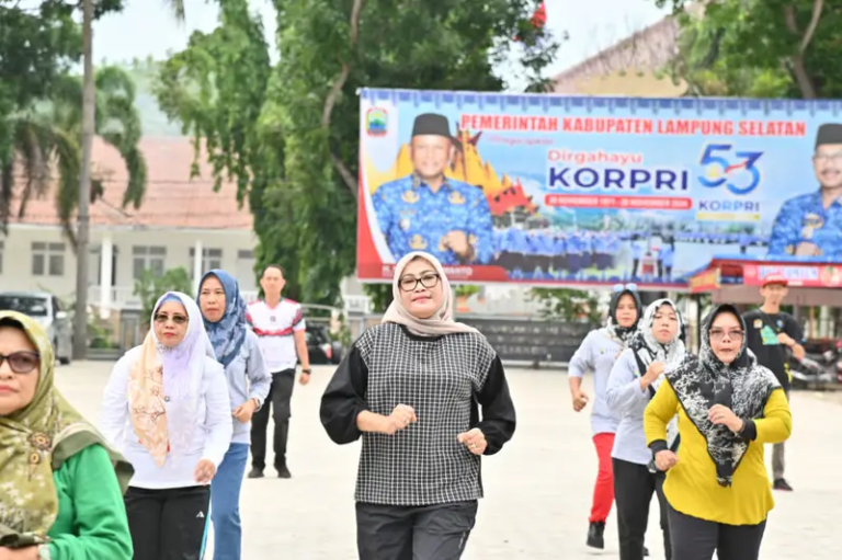 Plh. Sekda Lampung Selatan Beri Hadiah Peserta Senam Bersama