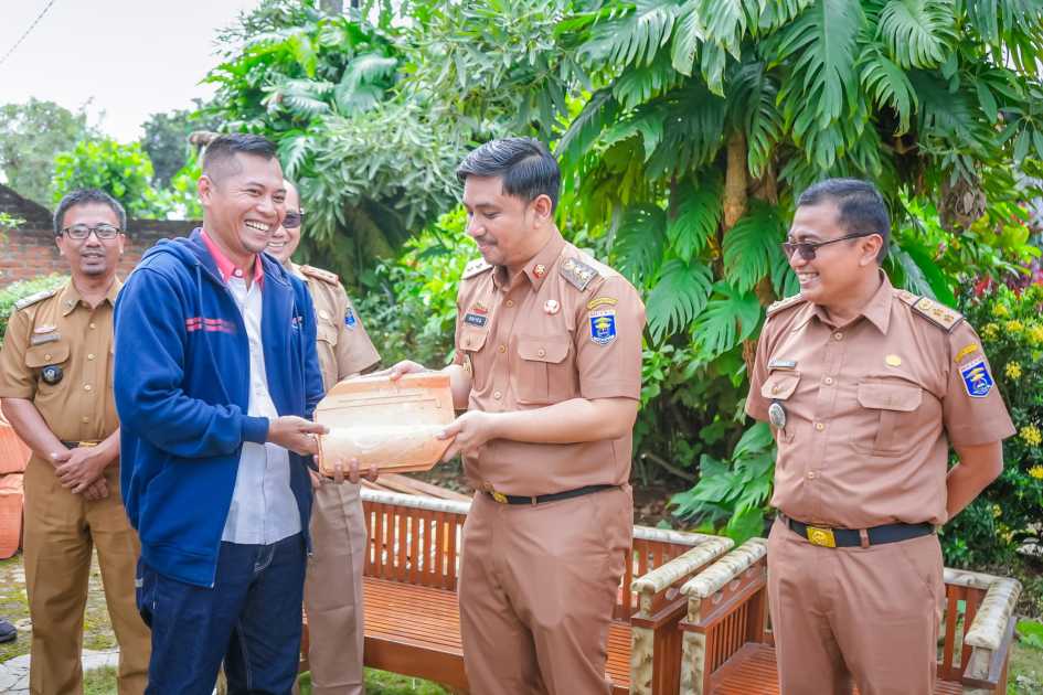 Wakil Wali Kota Metro Salurkan Bantuan Korban Puting Beliung di Karangrejo