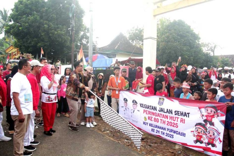 Wakil Wali Kota Metro Lepas Peserta Jalan Sehat Kelurahan Purwoasri